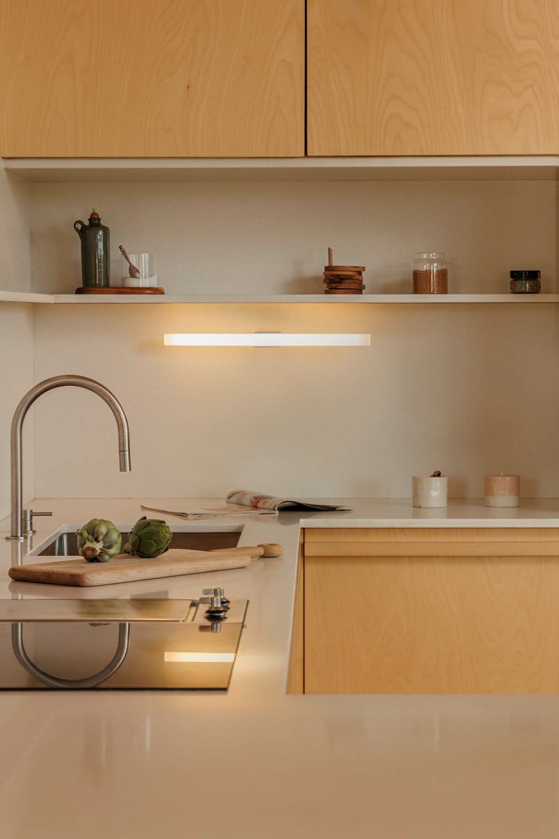 Calma 50cm Blå badeværelseslampe Fra Faro Barcelona - Calma er en v&aelig;glampe i bl&aring; finish, perfekt til generel belysning i f.