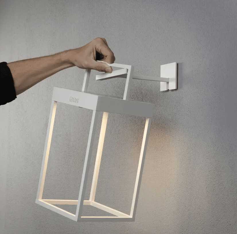 Portofino 30cm Hvid solcellelampe Fra Konstsmide - Lampen oplades med solpanelet på 20h eller med det medfølgende USB-C kabel på 6h.