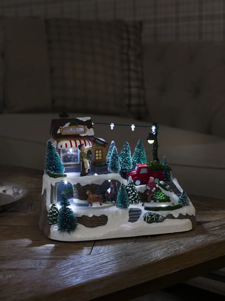 Mekanisk Juledekoration Med Juletræssalg 17cm Flerfarvet Fra Konstsmide - Skab en livlig julestemning med denne mekaniske juledekoration &ndash; en charmerende scene med juletr&aelig;er i vinterdragt.
