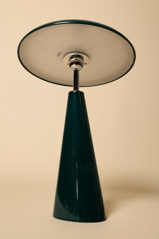 Audrey 33cm Mørkegrøn bærbar Fra Eja - Den integrerede LED-belysning giver et behageligt lys, og lampen er dæmpbar for nemt at skabe den rette atmosfære i rummet.