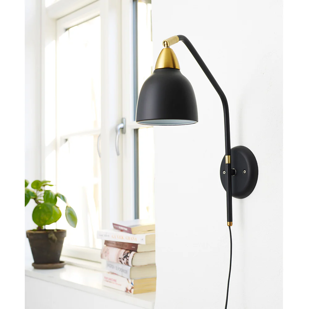 Urban 40cm Sort væglampe Fra Superliving - Med en drejelig arm og en skærm, der kan drejes hele 345°; giver lampen fleksibel og tilpasningsdygtig belysning til alle behov.