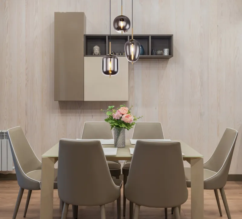 Blacky Ø46 Messing loftslampe Fra Globo Lighting - Den best&aring;r av en rund m&auml;ssingsf&auml;rgad metallplatta, fr&aring;n vilken tre svarta kablar med r&ouml;kf&auml;rgade glasglober i olika former h&auml;nger.