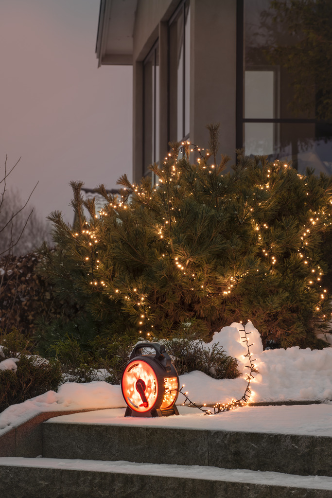 Kabelopruller amber 18m Sort Fra Konstsmide - En praktisk og stemningsfuld l&oslash;sning, der g&oslash;r dine aftener b&aring;de smukkere og nemmere.