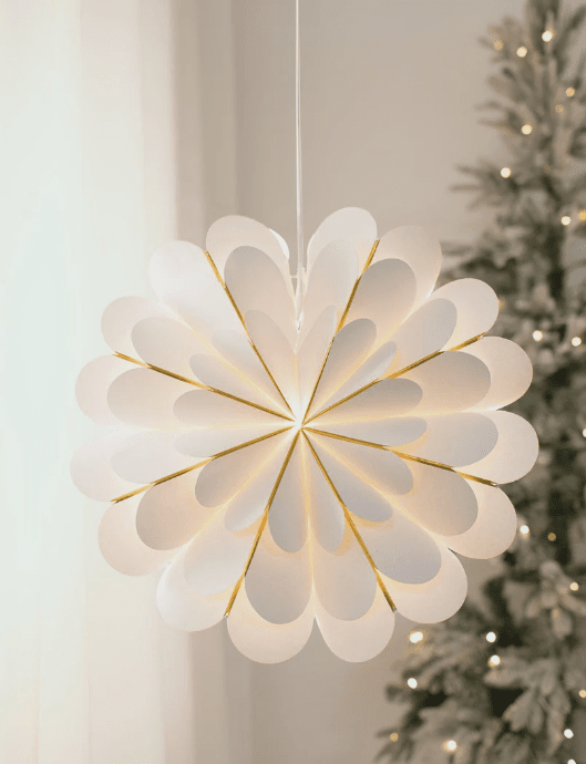 Marigold Ø45 Hvid Fra Markslöjd - Med sin smukke hvide papirsk&aelig;rm giver den en bl&oslash;d og moderne fornemmelse som er en smuk kontrast til de mere traditionelle julestjerner.