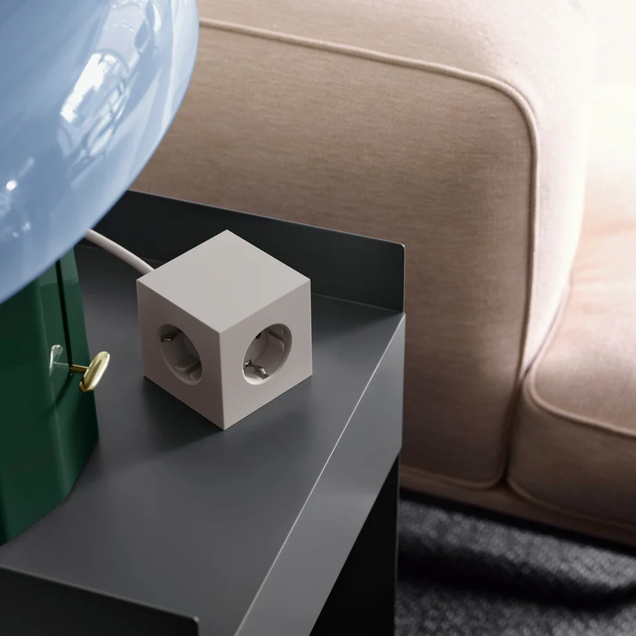 Square 1 with 30W Dual USBC & Magnetic base, 3m Sand Fra Avolt - Str&oslash;mskinne fra Avolt med et stilfuldt design med en lang PVC-ledning, en terning lavet af genbrugsplast og en magnetisk plade i bunden, s&aring; den kan h&aelig;nges p&aring; v&aelig;ggen.