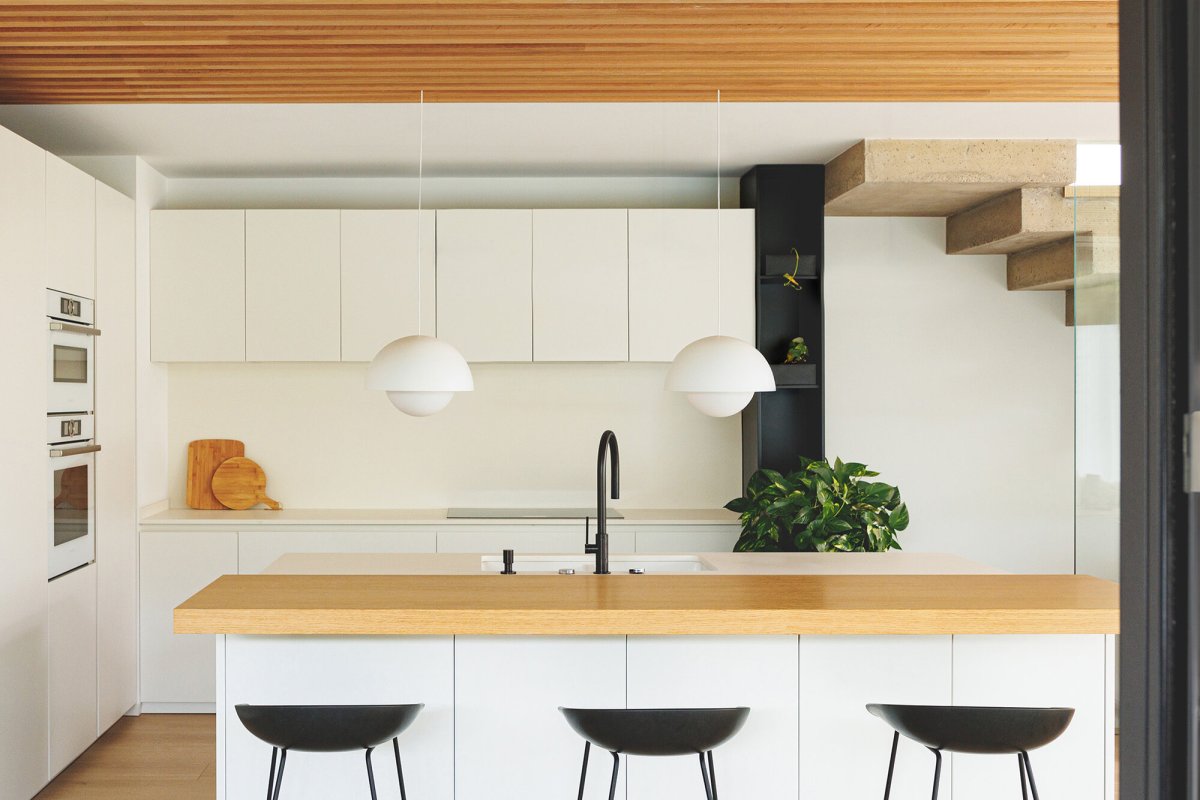 Marisol Ø30 Hvid loftslampe Fra Faro Barcelona - Marisol er en stilfuld pendellampe med bl&oslash;de linjer og et minimalistisk retrodesign, der passer ind i alle typer hjem.