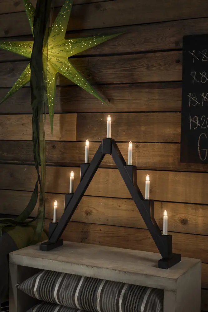 Candelabra 7 Lights Sort Fra Konstsmide - Foldbar elektrisk lysestage med 7 lys, lavet af sortmalet tr&aring;d, dekoreret med messingringe omkring hvert lys for et elegant touch.