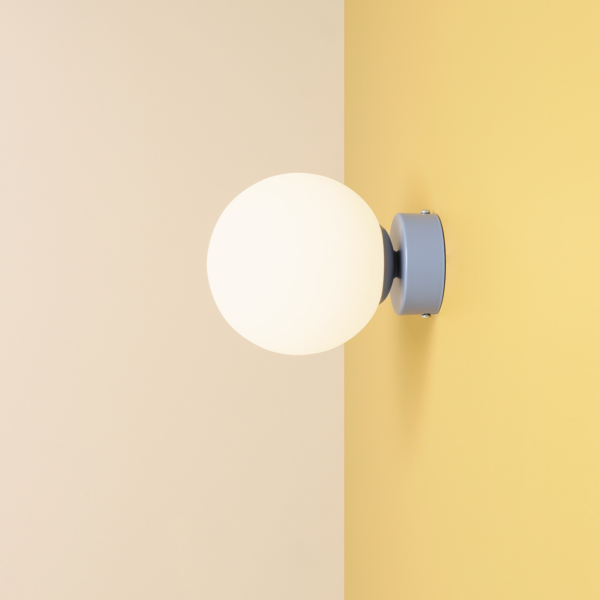 Ball Ø15 Blå væglampe Fra Artera - Det minimalistiske design gør, at lampen glider ind i både moderne og klassisk indretning, samtidig med at den tilbyder et effektivt lys, der forstærker stemningen i rummet.