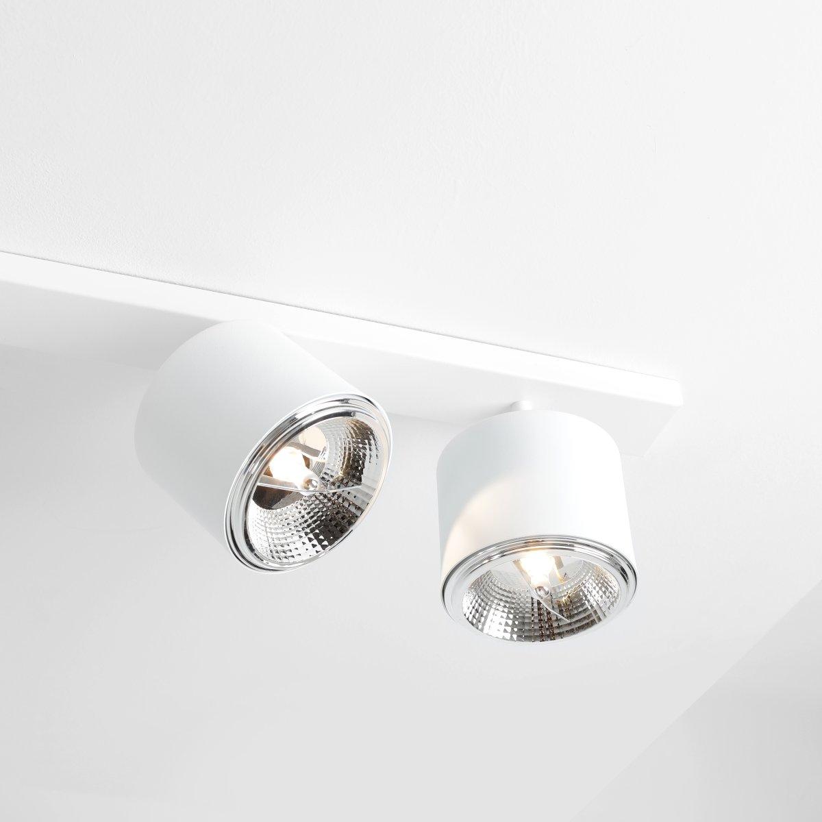 Bot 6 Hvid spotlight Fra Artera - Lampens justerbare spotlights gør det nemt at rette lyset præcis derhen, hvor der er brug for det, hvilket skaber en fleksibel og effektiv belysning.
