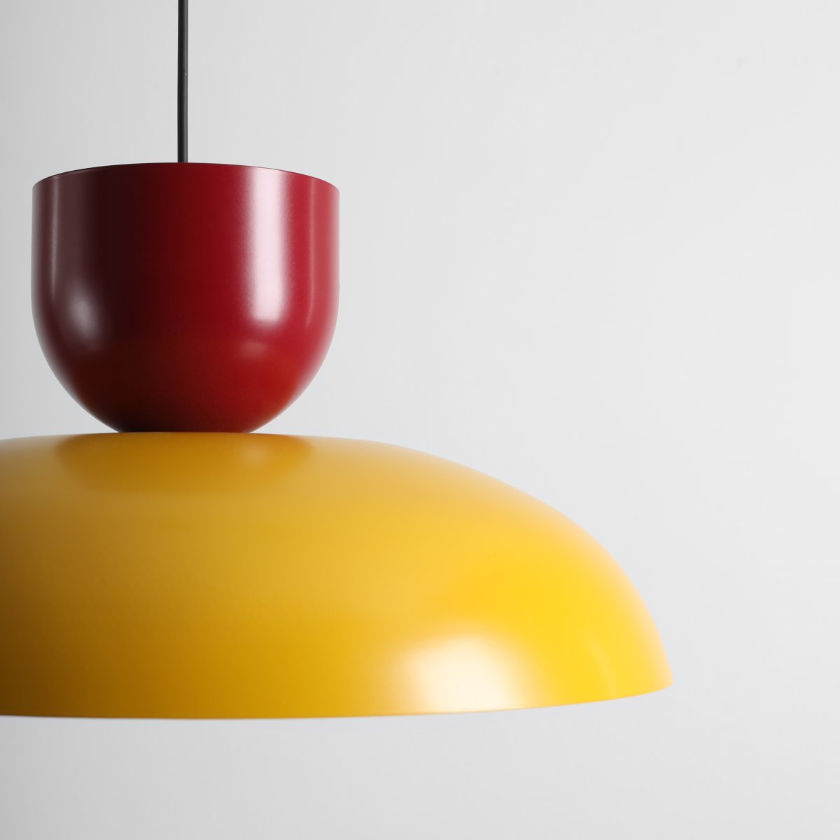 Ella Ø47 Gul/rød loftslampe Fra Artera - Med sine smukke farver i sennepsgul og bordeaux bliver den et legende og stilfuldt element i interiøret.
