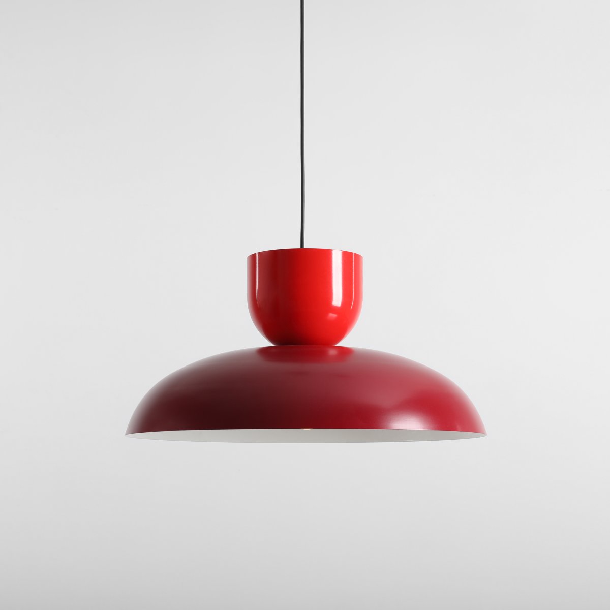 Ella Ø47 RØD loftslampe Fra Artera - Med sine smukke farver i klar rød og bordeaux bliver den et legende og stilfuldt element i interiøret.