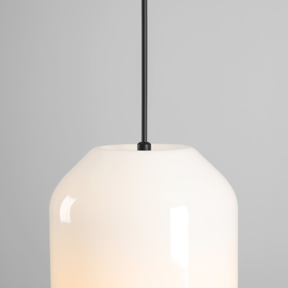 Flask Ø18 Sort loftslampe Fra Artera - Flask passer lige så fint over et mindre spisebord som i et vindue eller sammen med flere pendler i en gruppe.