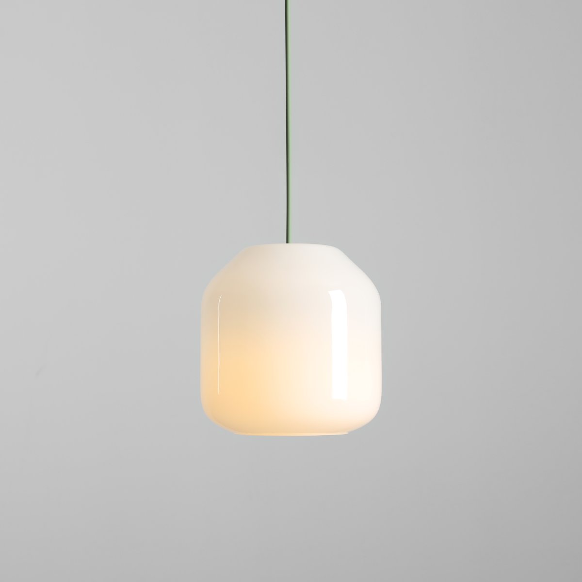 Flask Ø18 Grøn loftslampe Fra Artera - Flask er en stilfuld pendellampe, der kombinerer bløde former med et moderne farveskema.