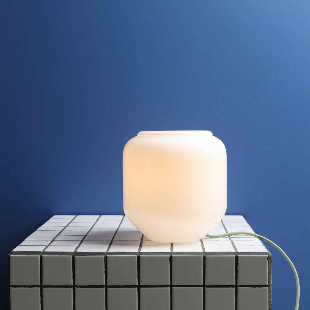 Flask 18cm Hvid/grøn bordlampe Fra Artera - Flask er en stilfuld bordlampe med bløde, afrundede former og et moderne farveskema.