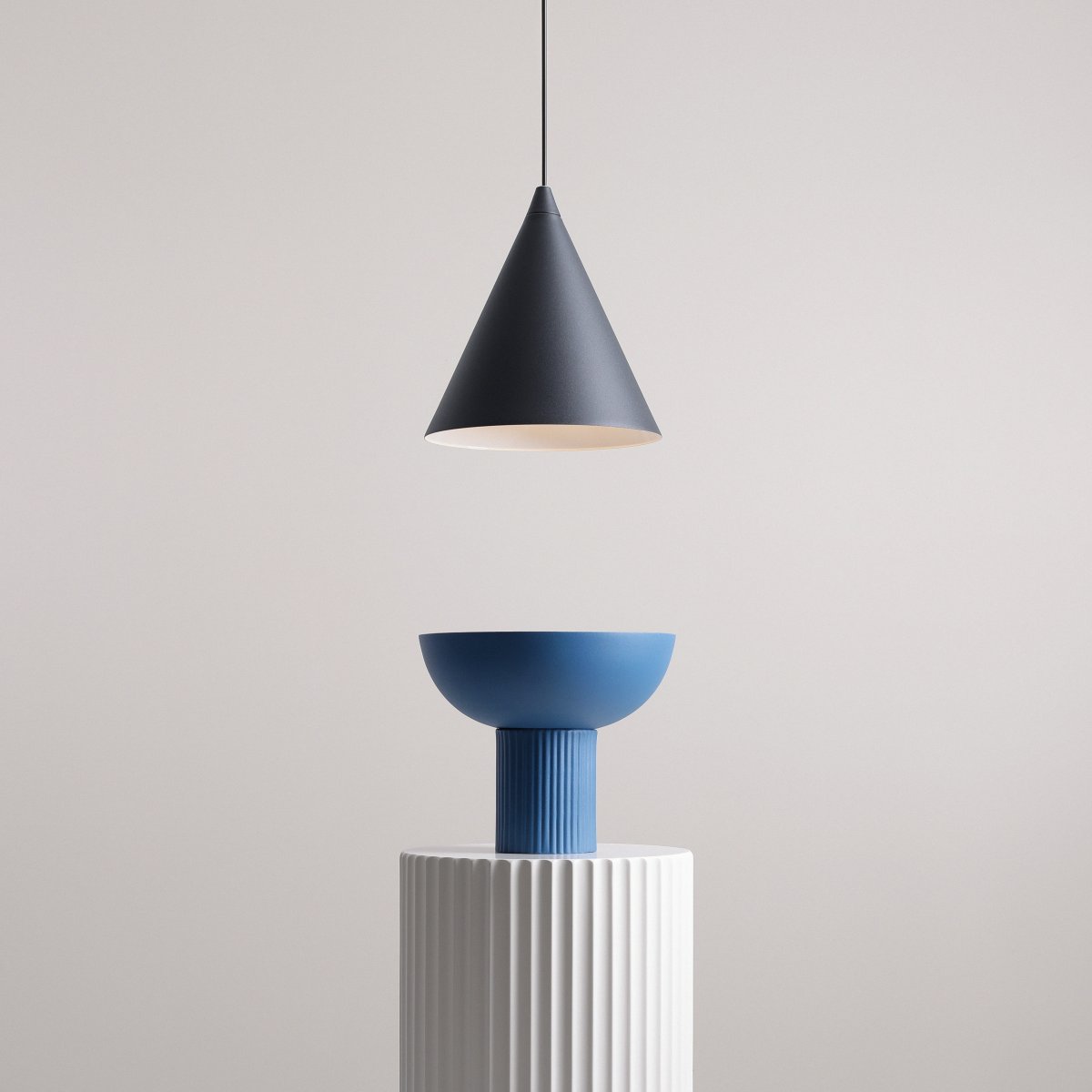 Form Ø24 Sort loftslampe Fra Artera - Denne minimalistiske pendel med sin elegante kegleformede skærm i sort metal er det perfekte valg til dig, der ønsker et stilrent og moderne udtryk i dit hjem.