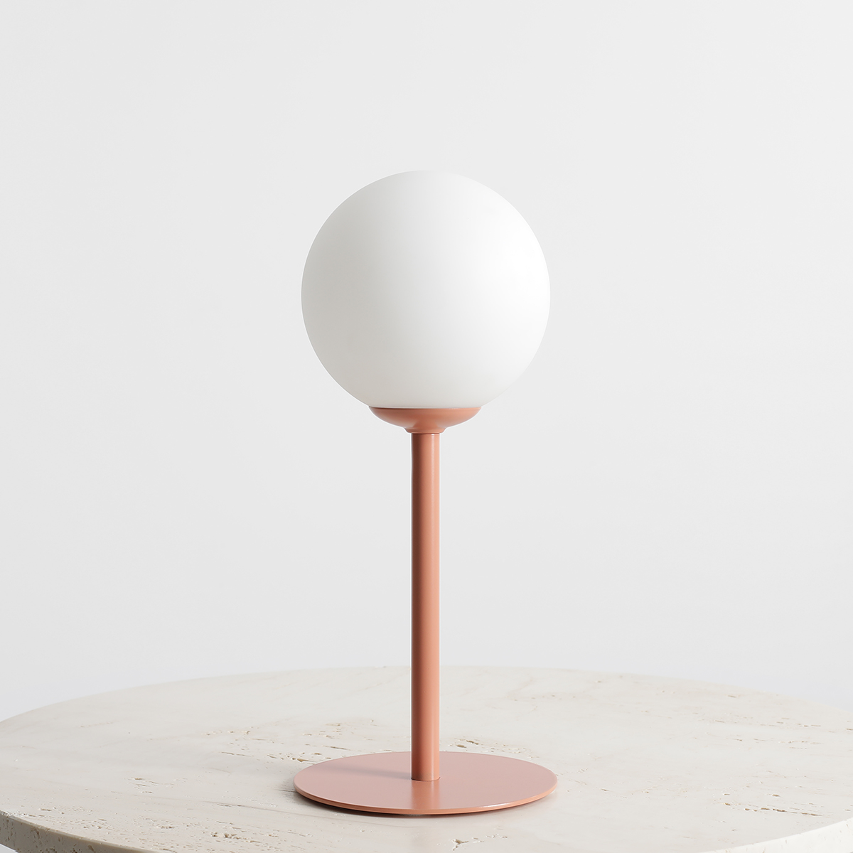 Pinne 35cm Koral bordlampe Fra Artera - Den runde opalklode spreder et blødt og behageligt lys, perfekt til at skabe en varm og indbydende atmosfære i rummet.