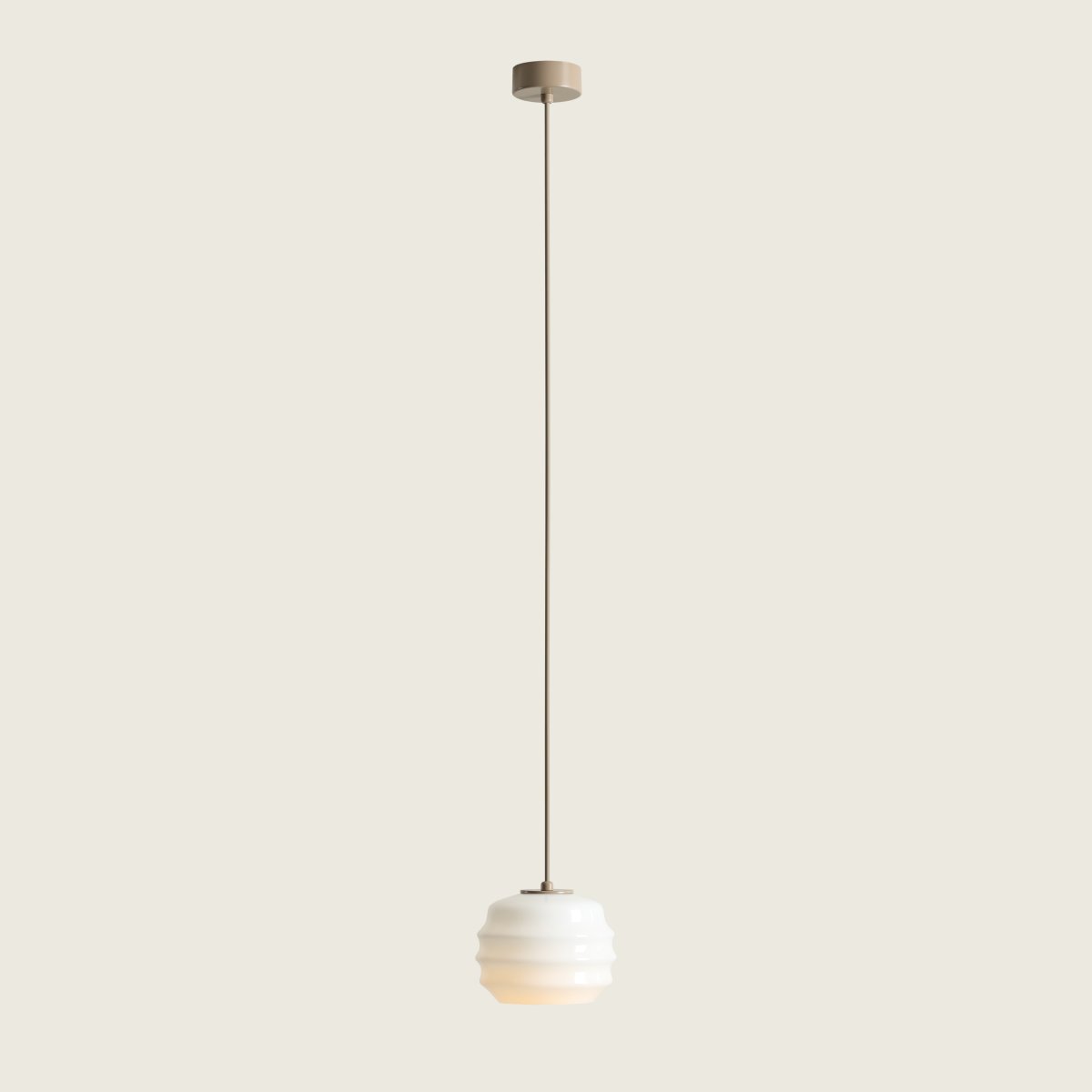 Puff Ø16 Beige loftslampe Fra Artera - Puff spreder et blødt og behageligt lys, der bidrager til en hyggelig atmosfære.