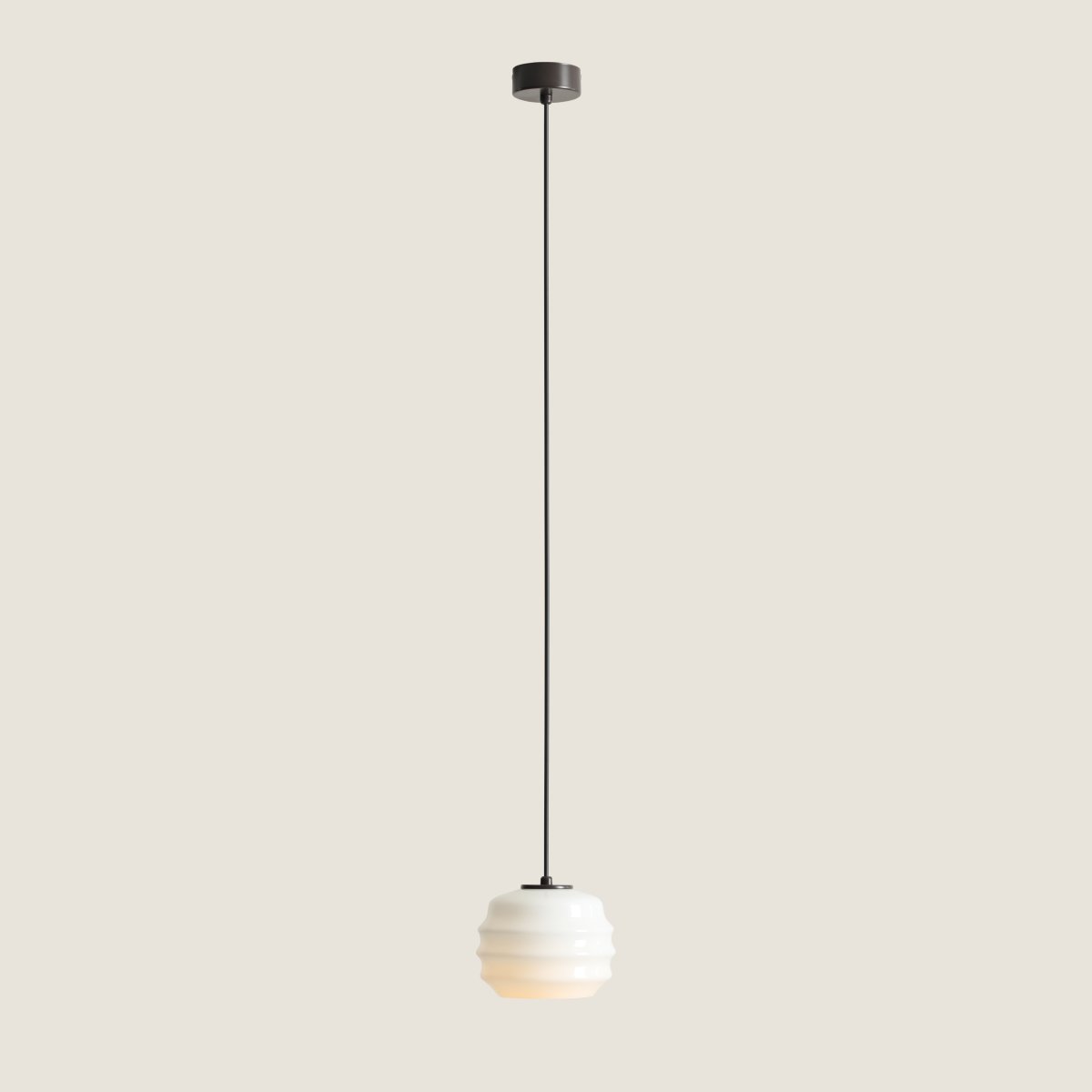 Puff Ø16 Mørkebrun loftslampe Fra Artera - Puff spreder et blødt og behageligt lys, der bidrager til en hyggelig atmosfære.