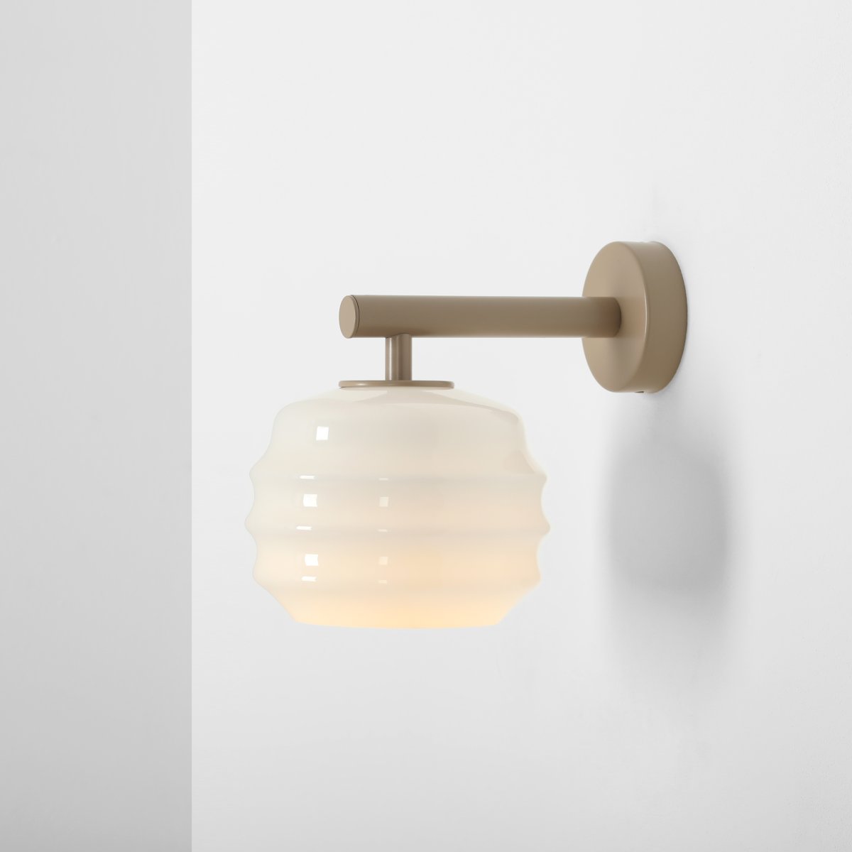 Puff 23cm Beige væglampe Fra Artera - Den dekorative skærm i hvidt opalglas har en bølget form, der giver lampen et legende og elegant udtryk.