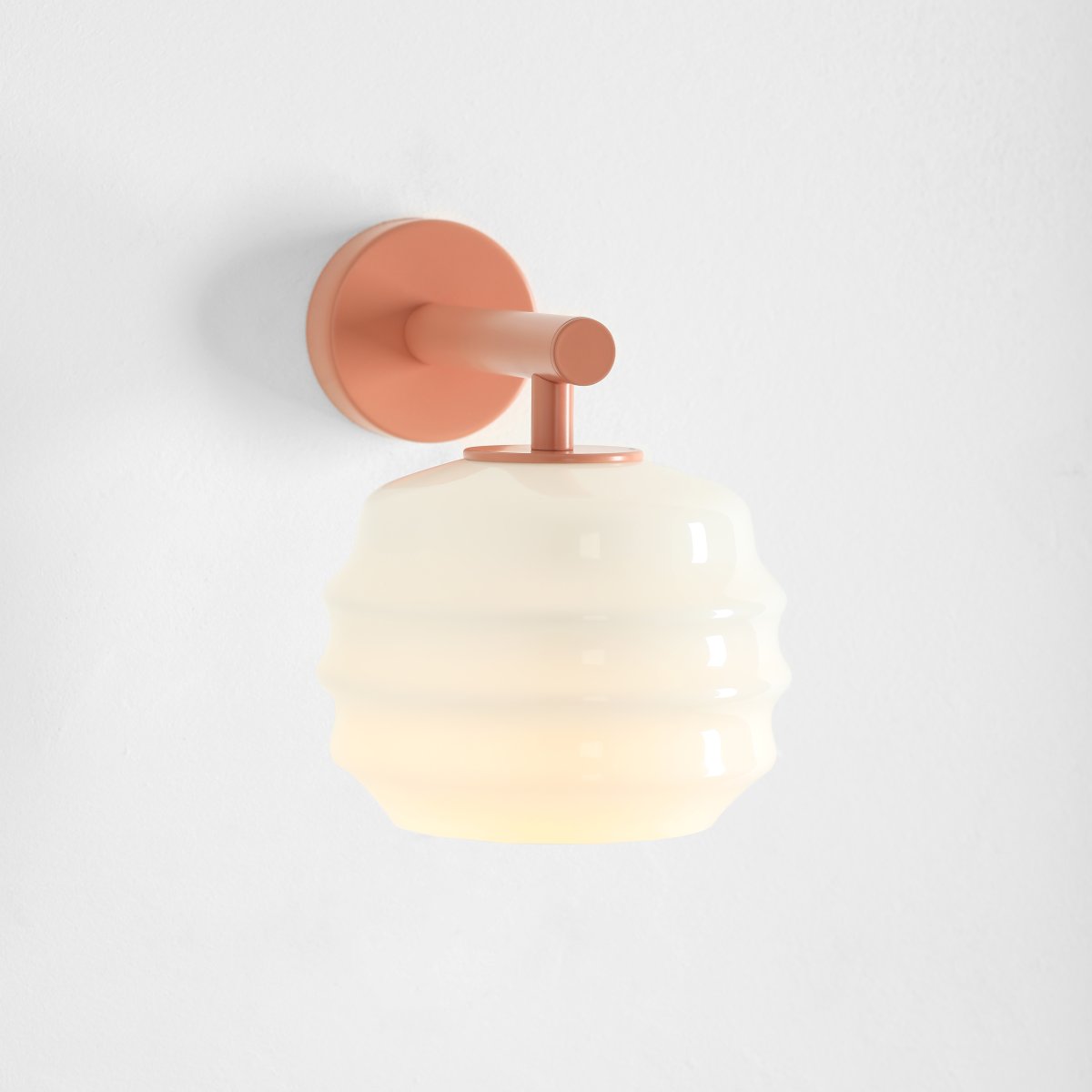 Puff 23cm Koral væglampe Fra Artera - Den dekorative skærm i hvidt opalglas har en bølget form, der giver lampen et legende og elegant udtryk.