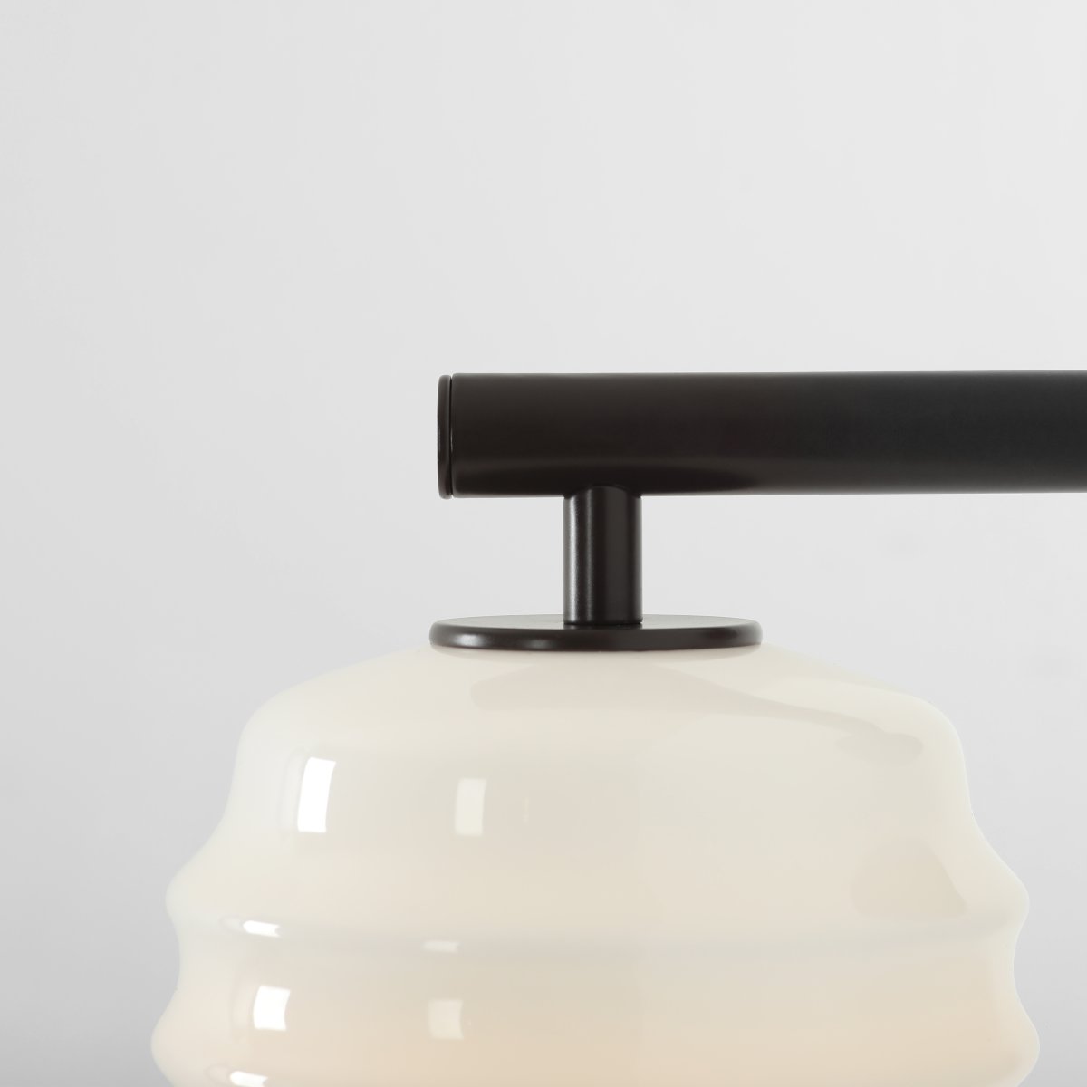 Puff 23cm Mørkebrun væglampe Fra Artera - Den dekorative skærm i hvidt opalglas har en bølget form, der giver lampen et legende og elegant udtryk.