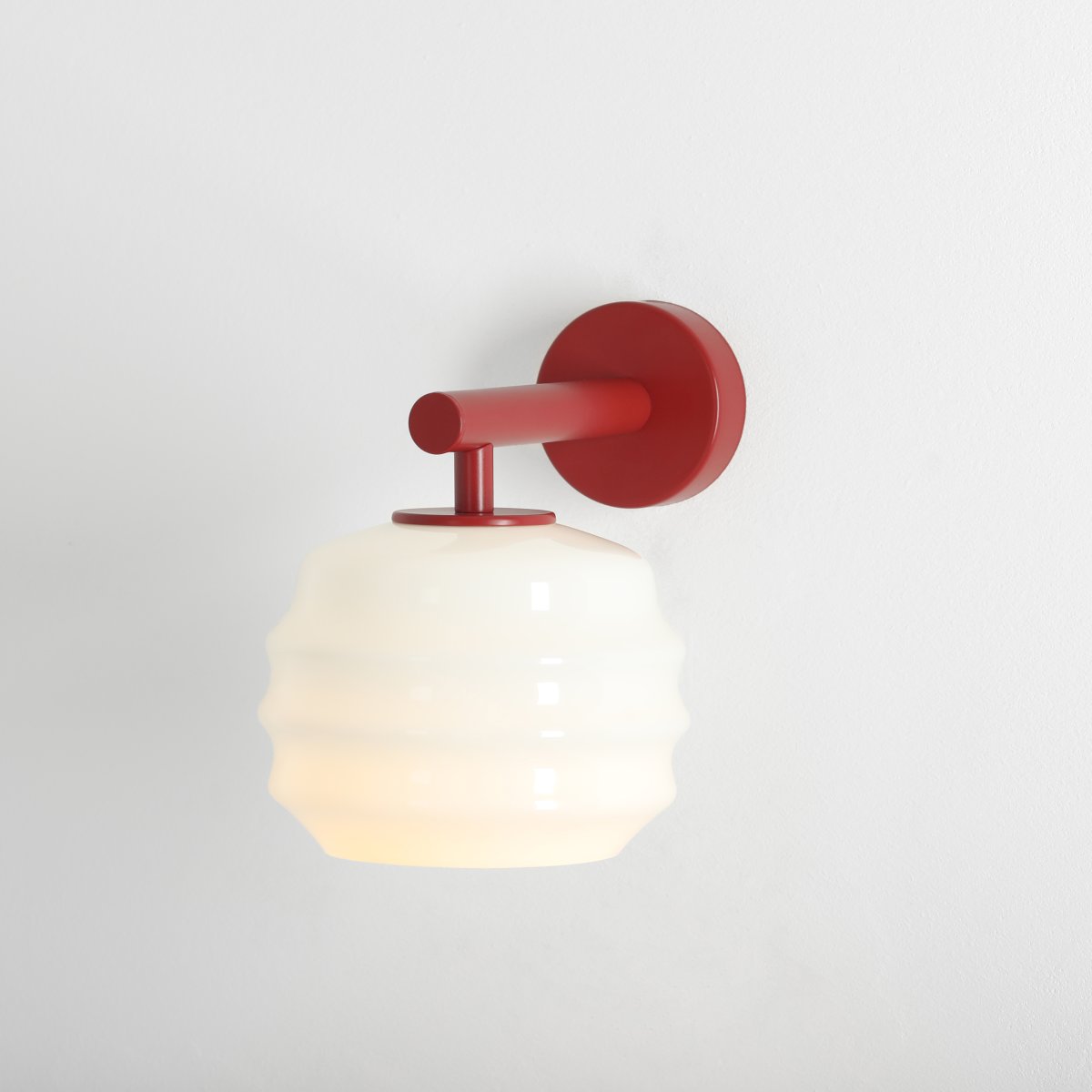 Puff 23cm Bourgogne væglampe Fra Artera - Den dekorative skærm i hvidt opalglas har en bølget form, der giver lampen et legende og elegant udtryk.