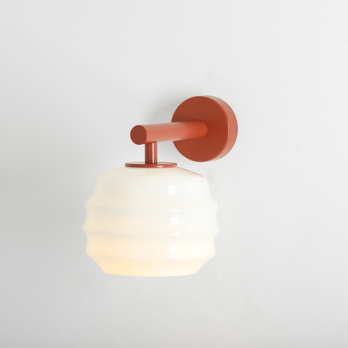 Puff 23cm Terrakotta væglampe Fra Artera - Den dekorative skærm i hvidt opalglas har en bølget form, der giver lampen et legende og elegant udtryk.