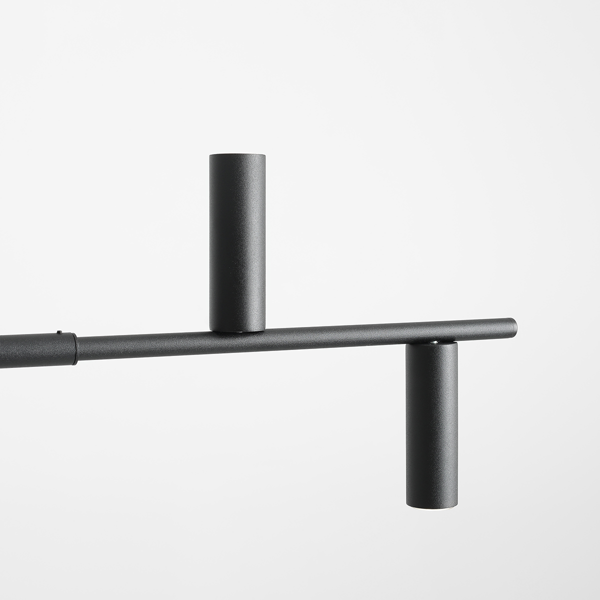 Trevo 145cm Sort loftslampe Fra Artera - Trevo mat sort finish er en minimalistisk loftslampe, der spreder lyset gennem seks nedadrettede lyskilder, mens et enkelt rør leder lyset opad for at bryde mønsteret.