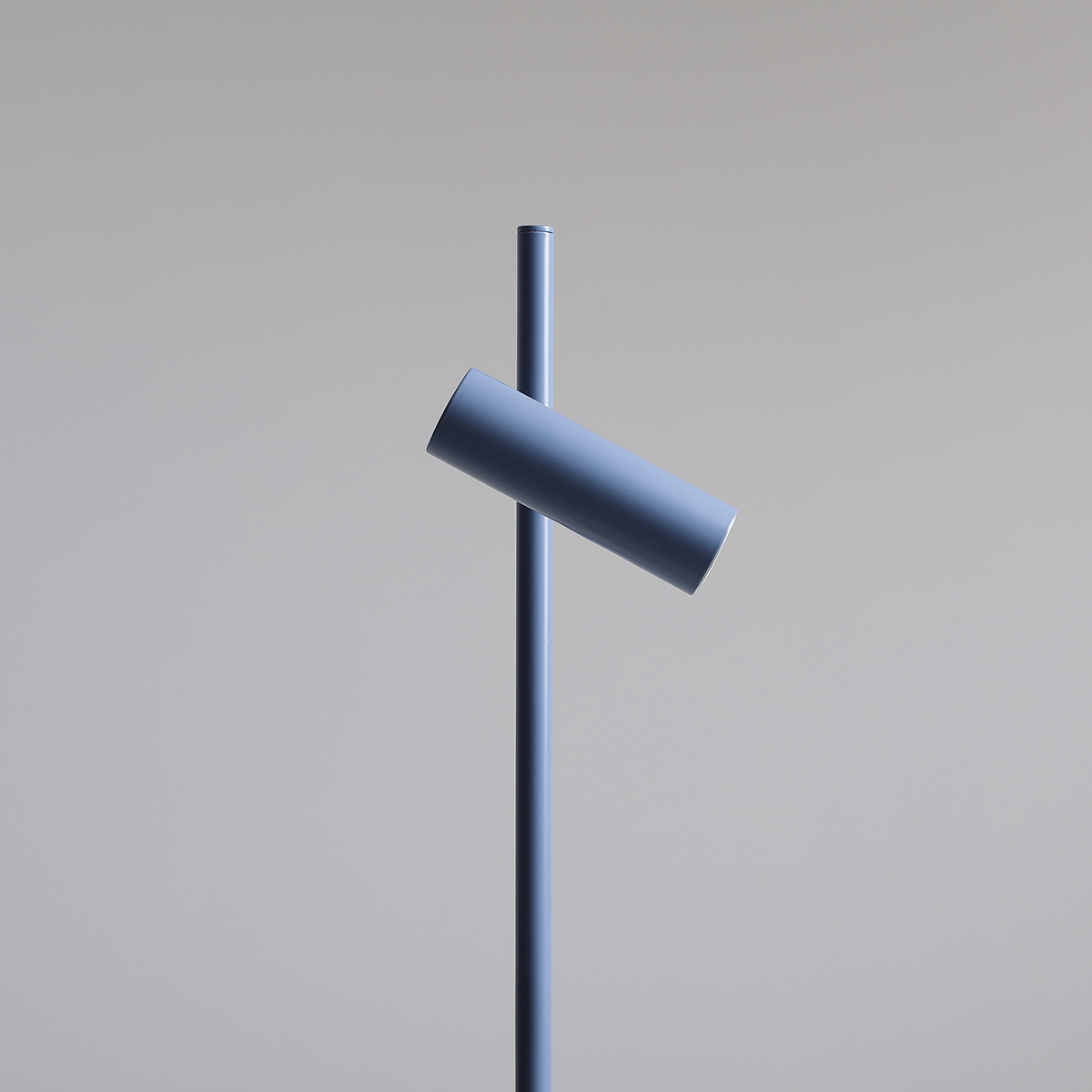 Trevo 54cm Blå skrivebordslampe Fra Artera - Den kompakte og elegante form gør Trevo til en perfekt pasform til skrivebordet eller som læselampe i forskellige rum.