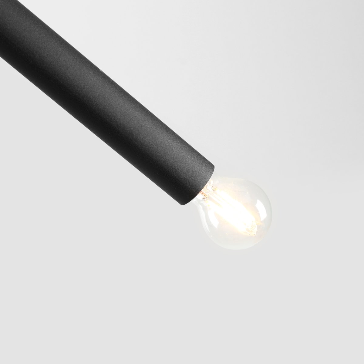 Tubo 4 100cm Sort loftslampe Fra Artera - Lampen består af to smalle metalrør i en stilfuld sort finish, placeret i forskellige vinkler, der skaber et spændende og luftigt udtryk.