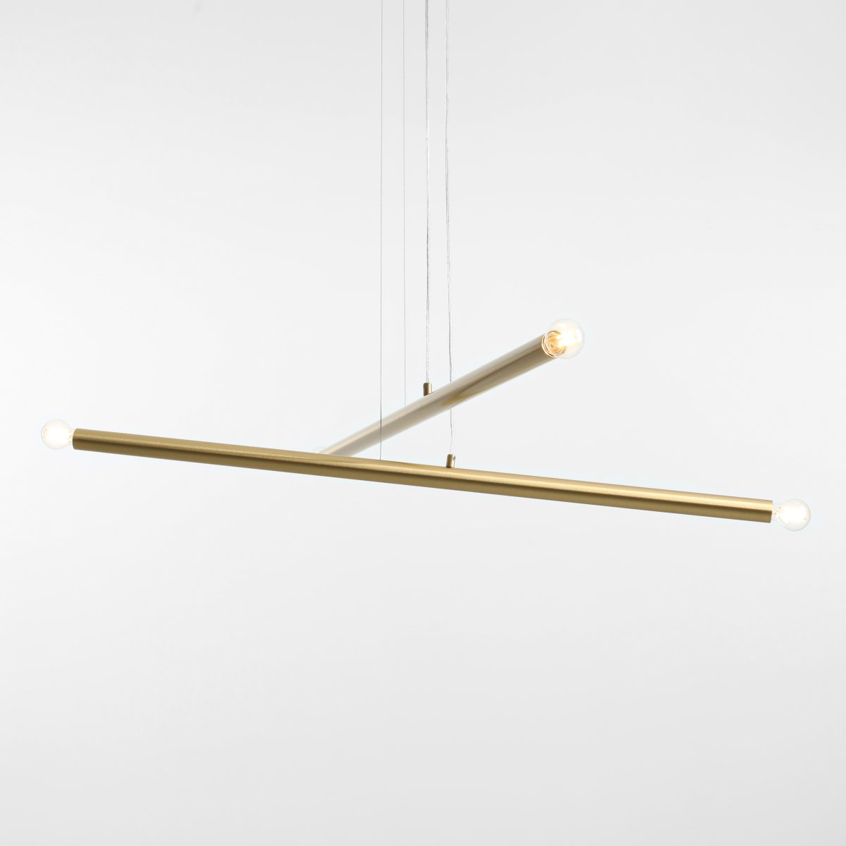 Tubo 4 100cm Messing loftslampe Fra Artera - Tubo 4 er en moderne loftspendel med et stilfuldt og minimalistisk design.