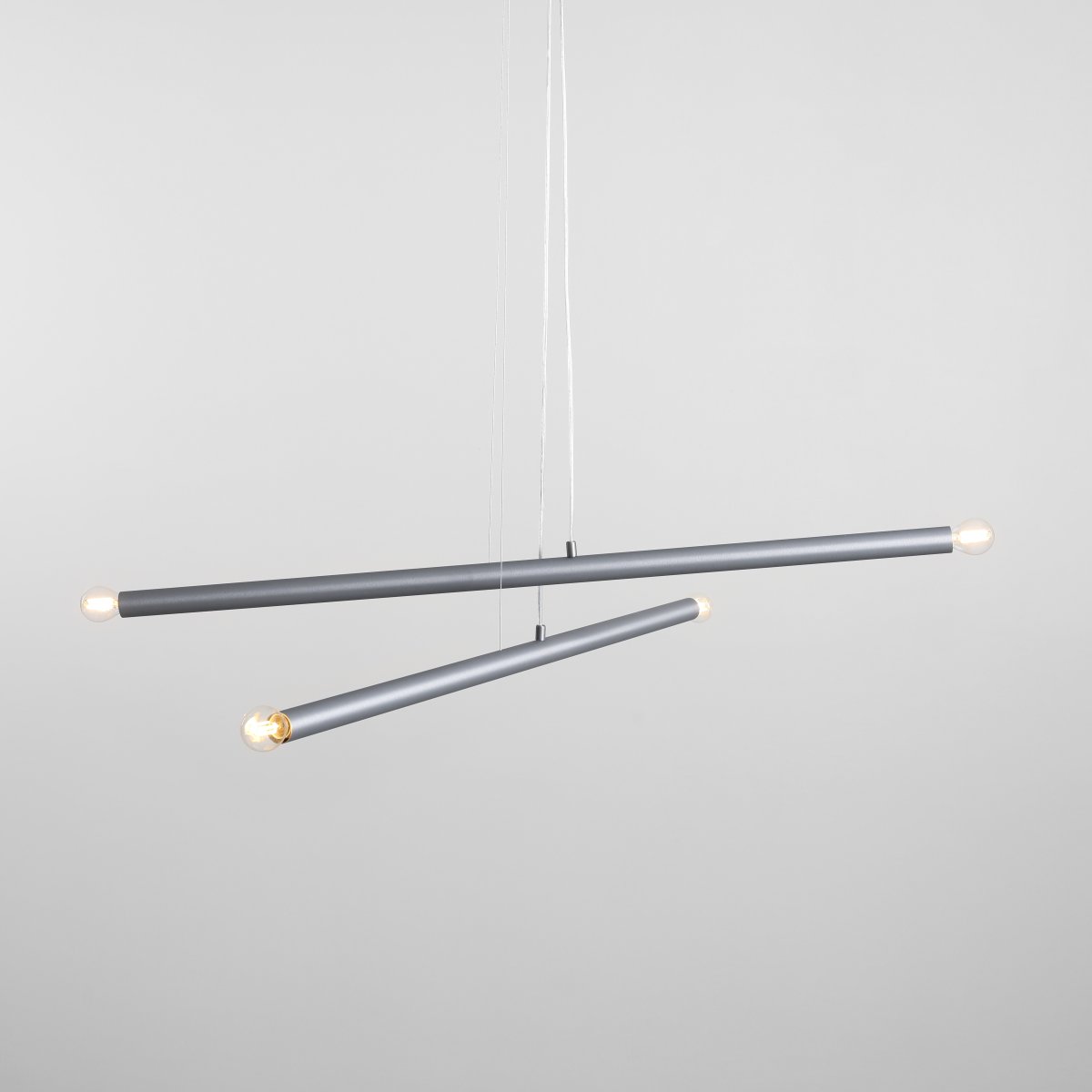 Tubo 4 100cm Stål loftslampe Fra Artera - Tubo 4 er en moderne loftspendel med et stilfuldt og minimalistisk design.