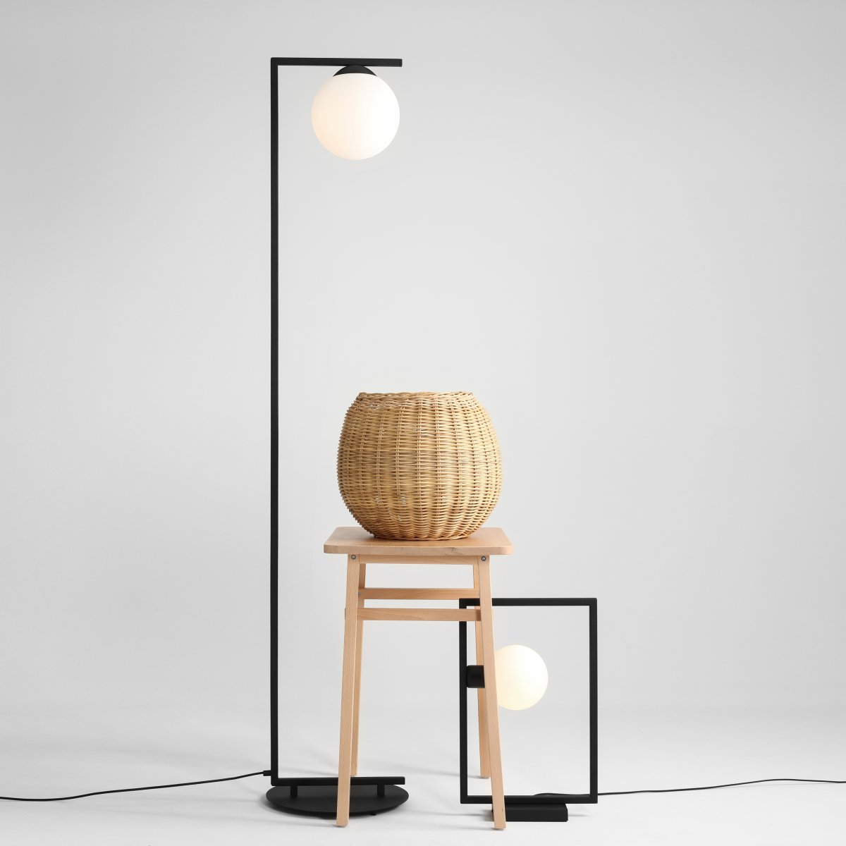Zac Sort gulvlampe Fra Artera - Zac gulvlampe har et minimalistisk design lavet af metal og glas.