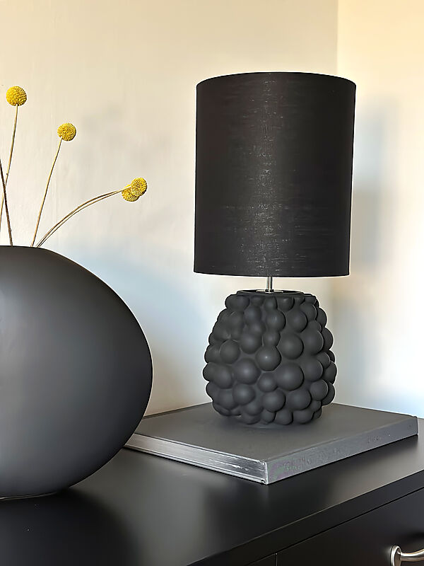 Bubbles 48cm Sort bordlampe Fra Aneta Lighting - Den spændende Bubbles bordlampe har en unik glaslampefod med en tekstur af forskelligt formede bobler.