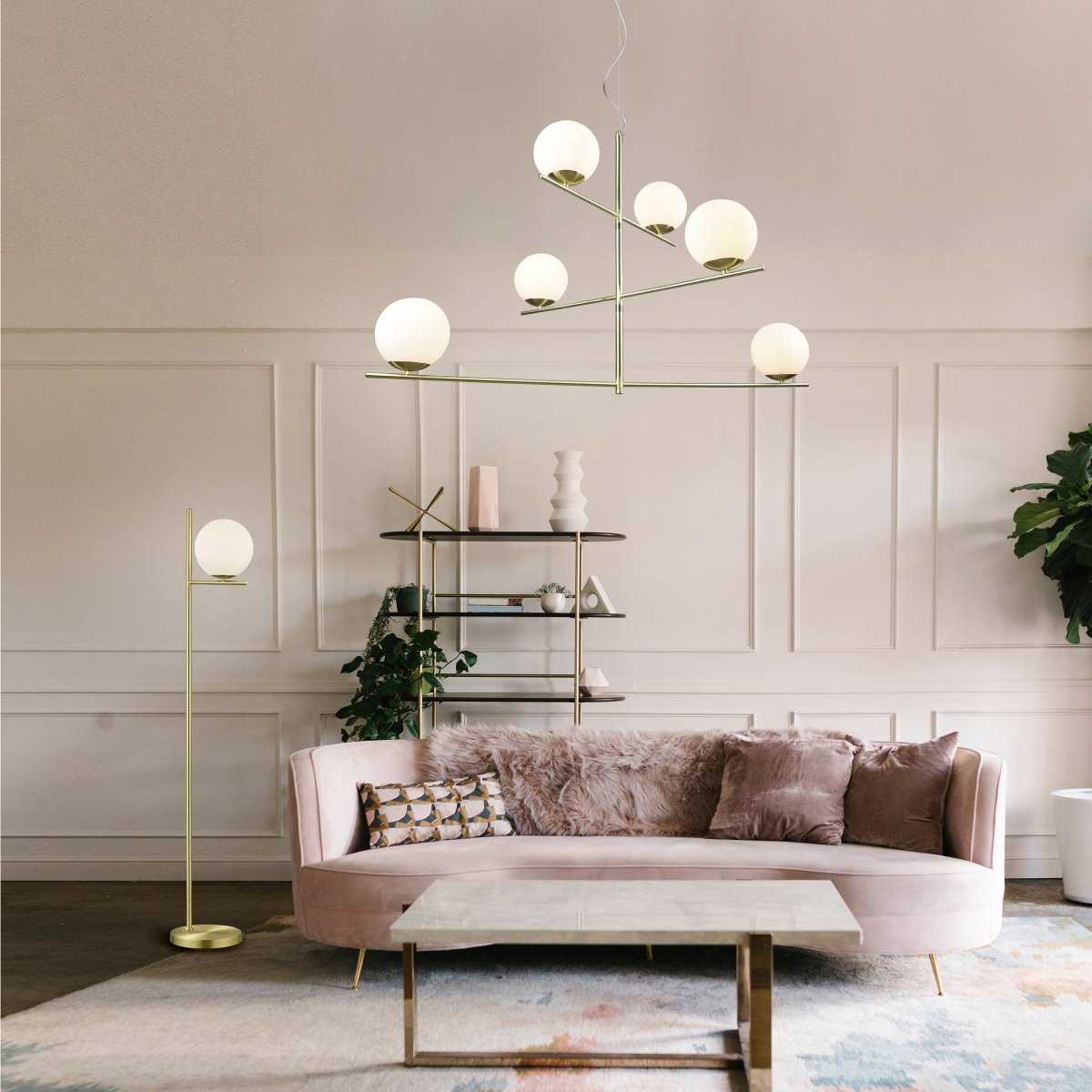 Pure 115cm Mat messing loftslampe Fra Trio Lighting - Det moderne, minimalistiske design med mat messing og hvidt glas kan kombineres med b&aring;de effektive og diskrete elementer.