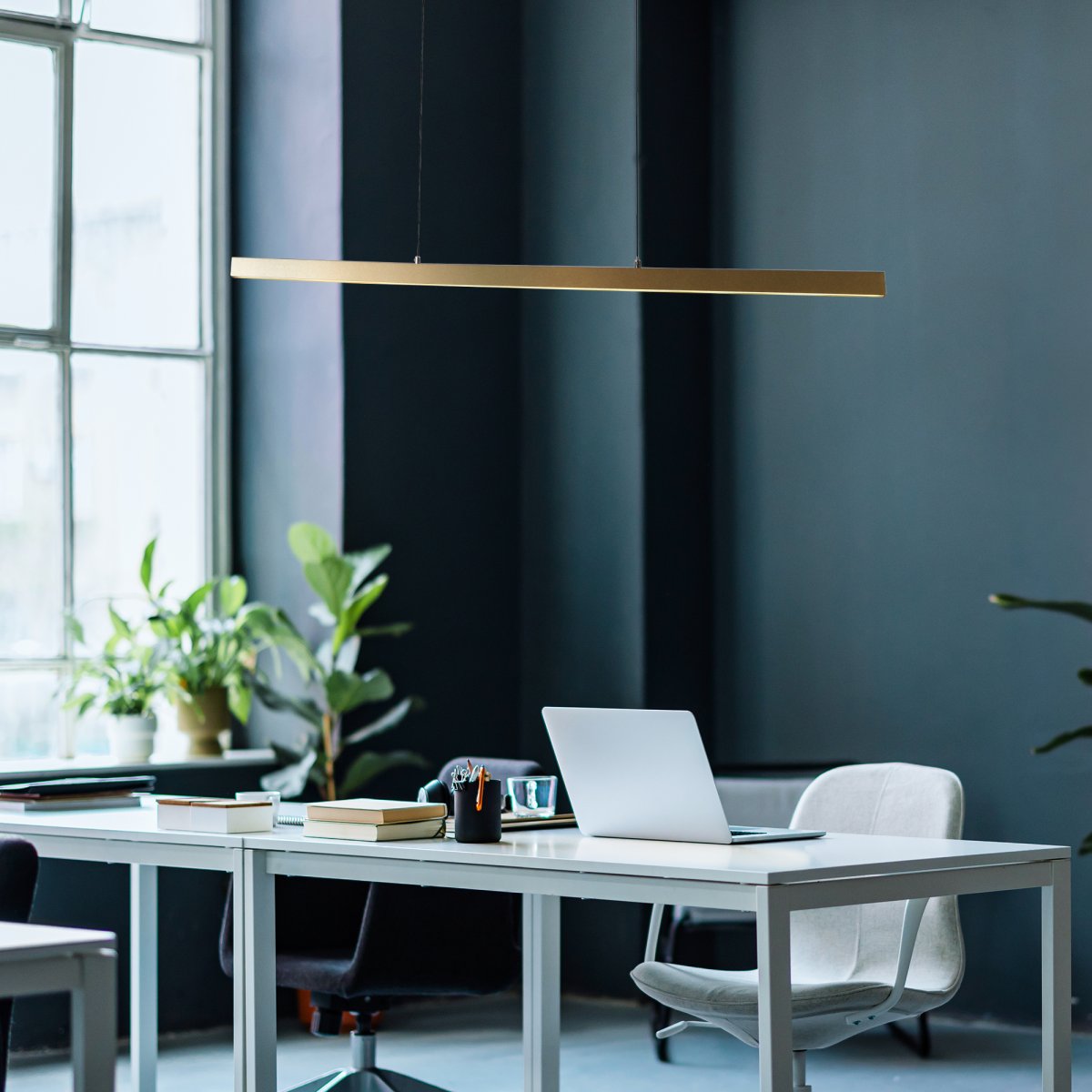 Layla 102cm Guld loftslampe Fra Searchlight - Lampen kan hæves og sænkes op til 1900 mm, med en smal bredde på 75 mm og længde på 1015 mm, hvilket gør den ideel over et spisebord eller køkken.