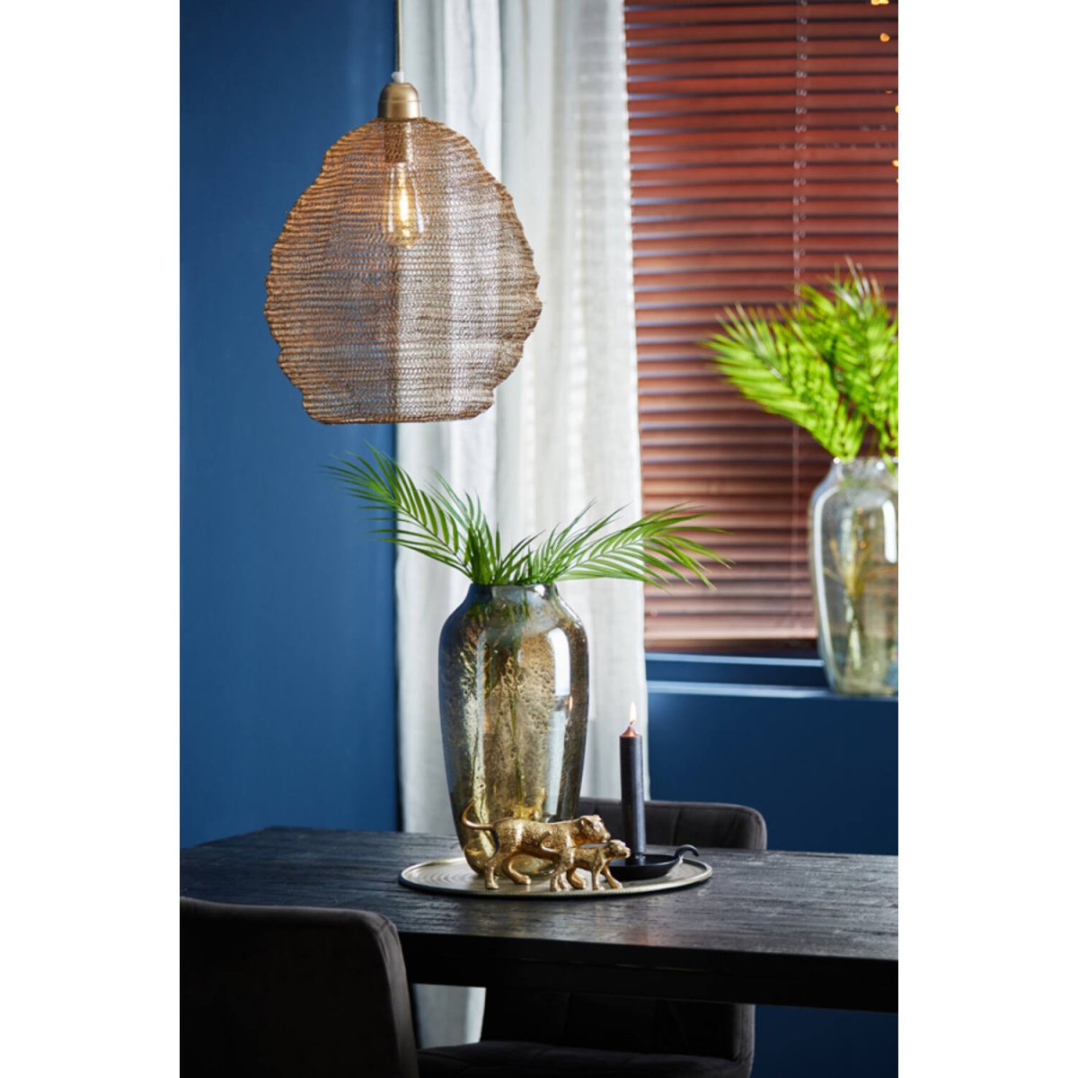 Nina Ø38 Bronze loftslampe Fra Light & Living - Den teksturerede sk&aelig;rm skaber et unikt lysspil, n&aring;r lampen t&aelig;ndes, hvilket giver en hyggelig og indbydende atmosf&aelig;re i rummet.