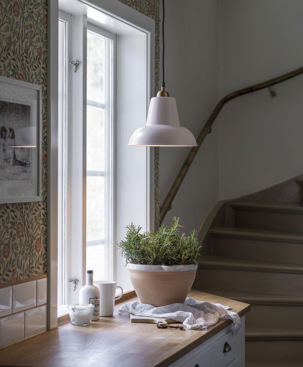 Scottsville Ø30 Lyserød loftslampe Fra PR Home - Disse lamper har en lidt mat pulverlakeret finish og har samme farve p&aring; begge sider.