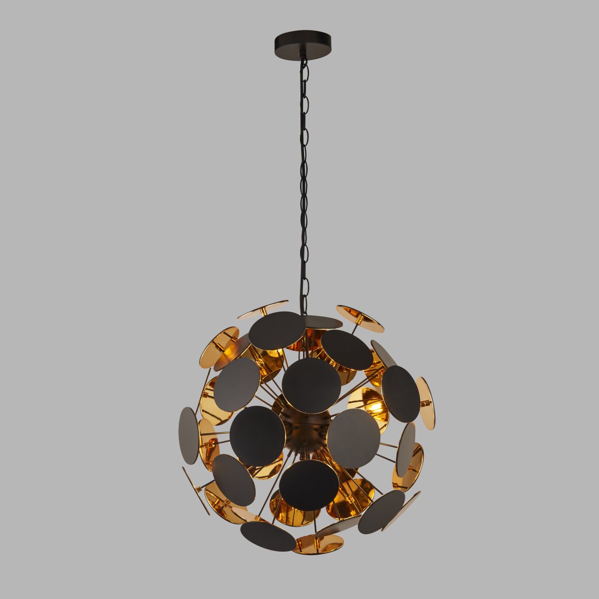 Discus Ø47 Sort loftslampe Fra Searchlight - Discus pendel med fire lyskilder har en mat sort finish og metalsøm med runde skiver i enderne og et guldfarvet interiør.