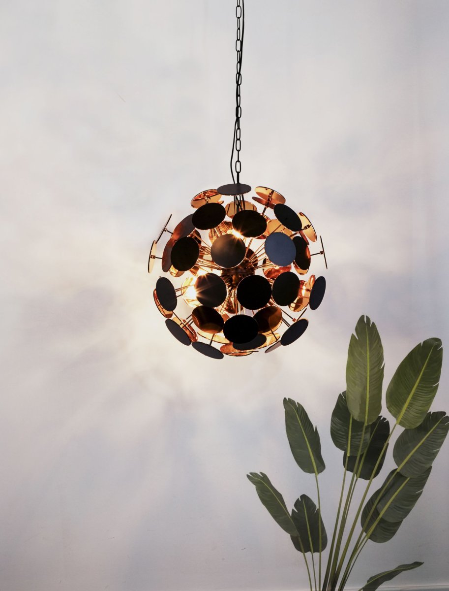 Discus Ø54 Sort loftslampe Fra Searchlight - Discus pendlen med seks lyskilder har en matsort finish og metalsøm med runde skiver i enderne og et guldfarvet interiør.