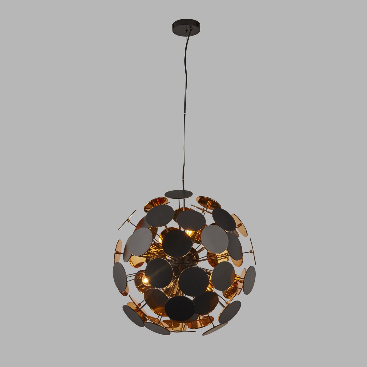 Discus Ø54 Sort loftslampe Fra Searchlight - Discus pendlen med seks lyskilder har en matsort finish og metalsøm med runde skiver i enderne og et guldfarvet interiør.
