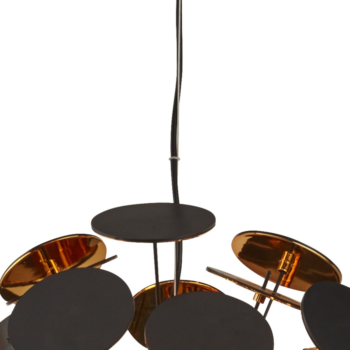 Discus Ø54 Sort loftslampe Fra Searchlight - Discus pendlen med seks lyskilder har en matsort finish og metalsøm med runde skiver i enderne og et guldfarvet interiør.