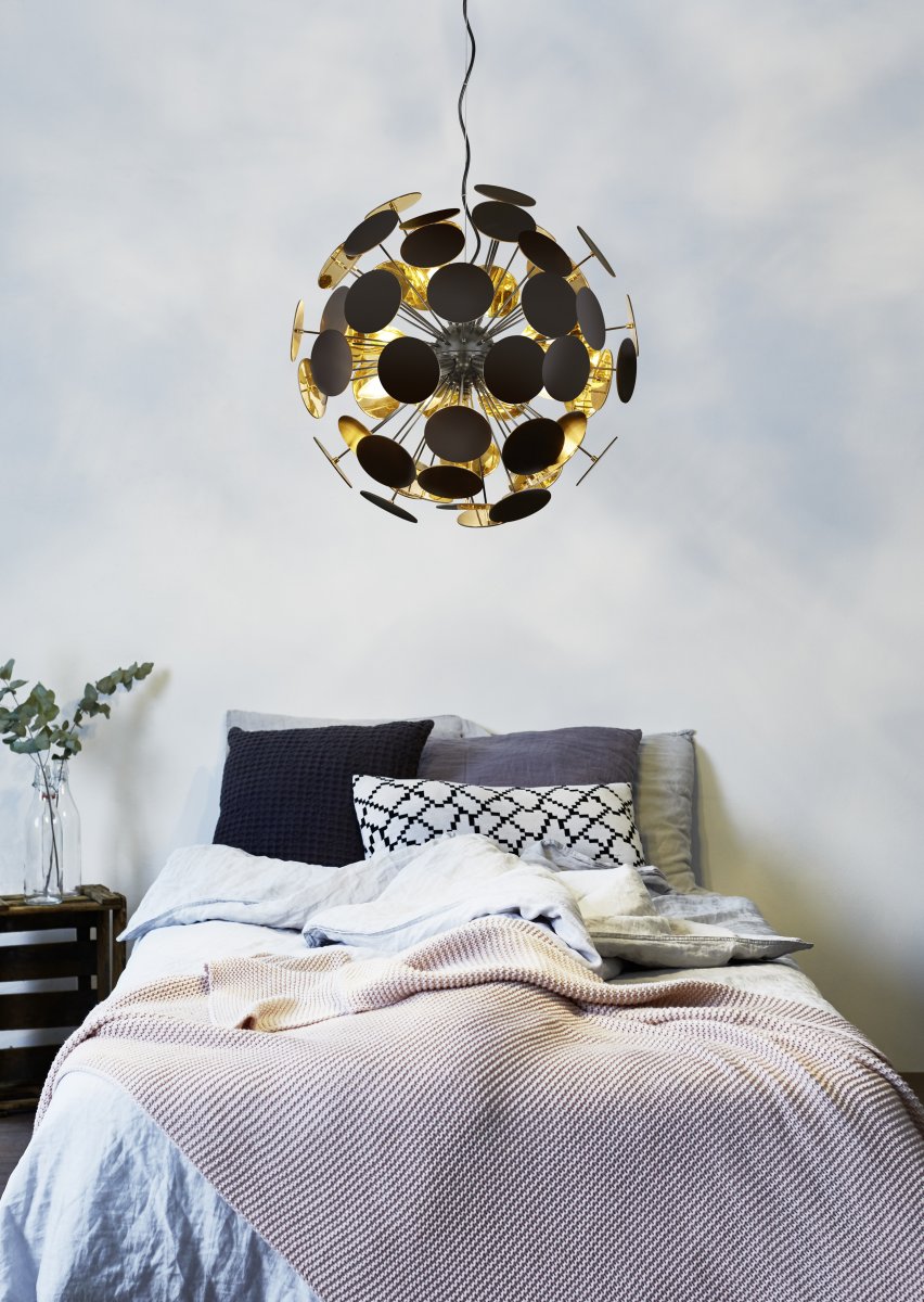 Discalgo Ø54 Sort loftslampe Fra Trio Lighting - Med lidt fantasi kan lampen minde om en mælkebøtte og passer derfor perfekt ind i en kreativ indretningsstil.