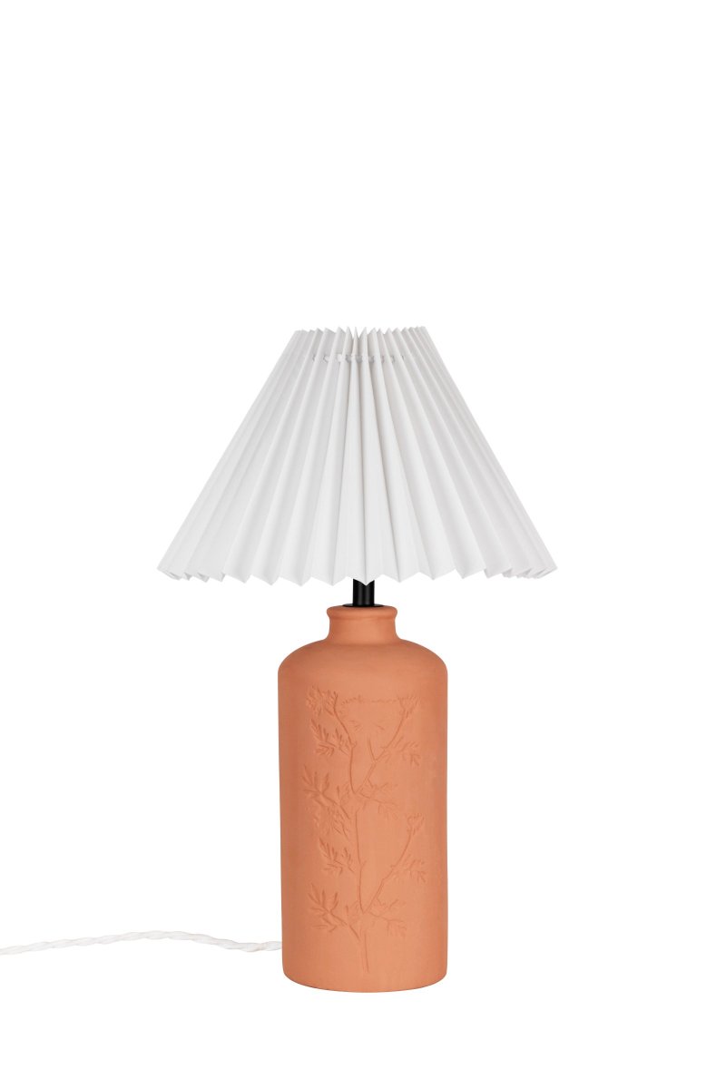 Flora 40cm Terracotta bordlampe Fra Globen Lighting - Johanna ville designe en lampe, der blev skabt af materialer, farver og former, der reflekteres i naturen, og som passer ind i b&aring;de landlige og moderne omgivelser.