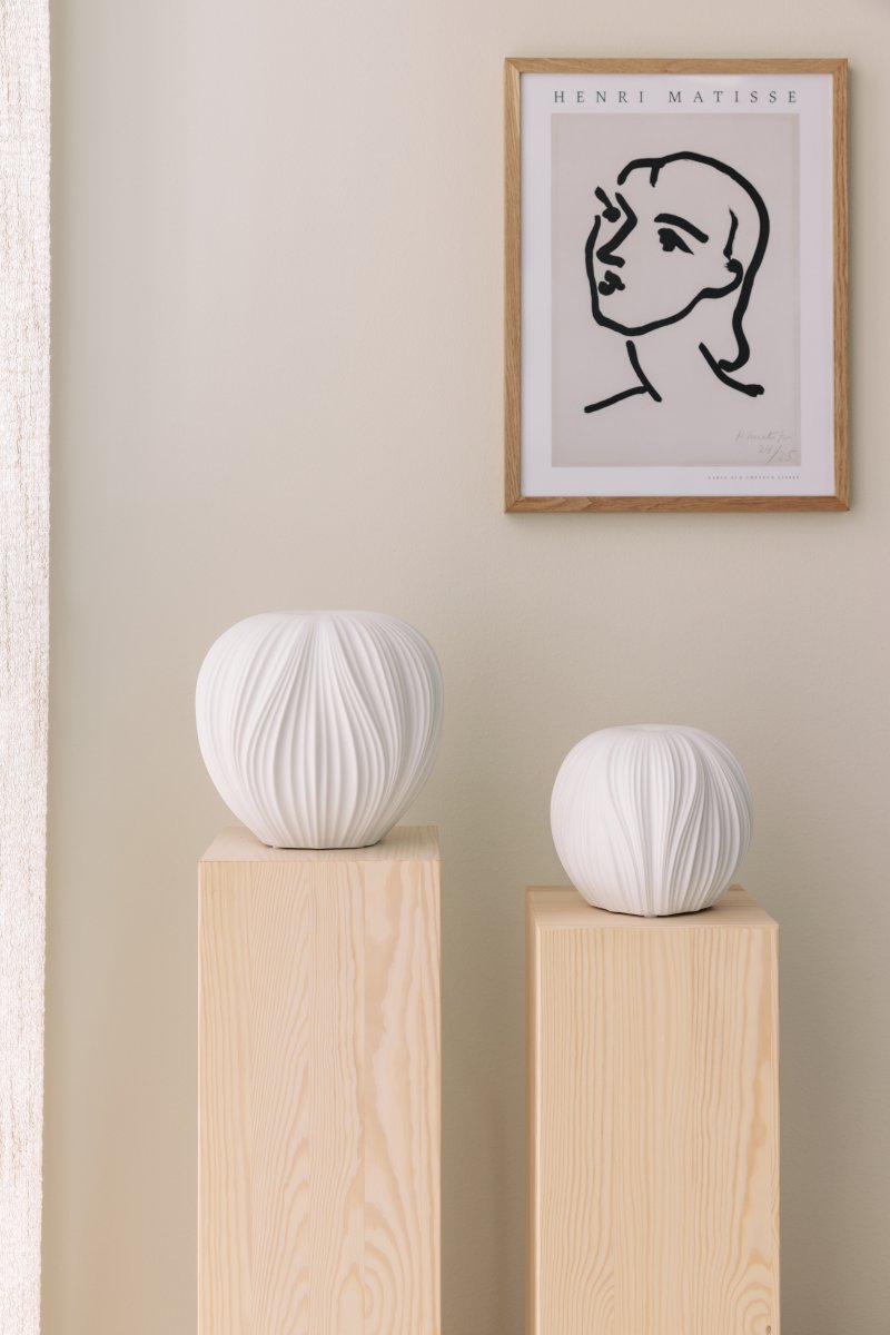 Milo 18cm Hvid bordlampe Fra Globen Lighting - Milo er en bordlampe, der med sit organiske, &aelig;bleformede design og hvide keramik giver et bl&oslash;dt og indbydende lys.