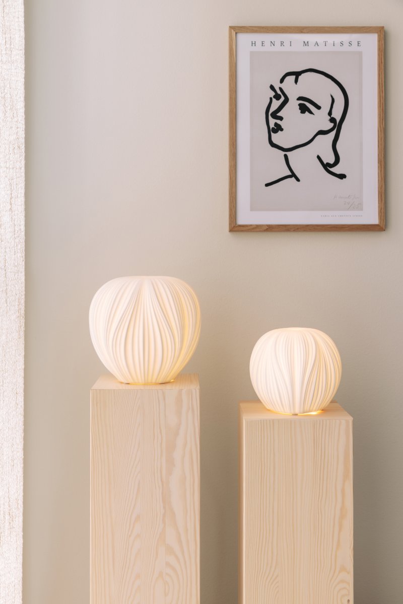 Milo 14cm Hvid bordlampe Fra Globen Lighting - Milo er en bordlampe, der med sit organiske, &aelig;bleformede design og hvide keramik giver et bl&oslash;dt og indbydende lys.