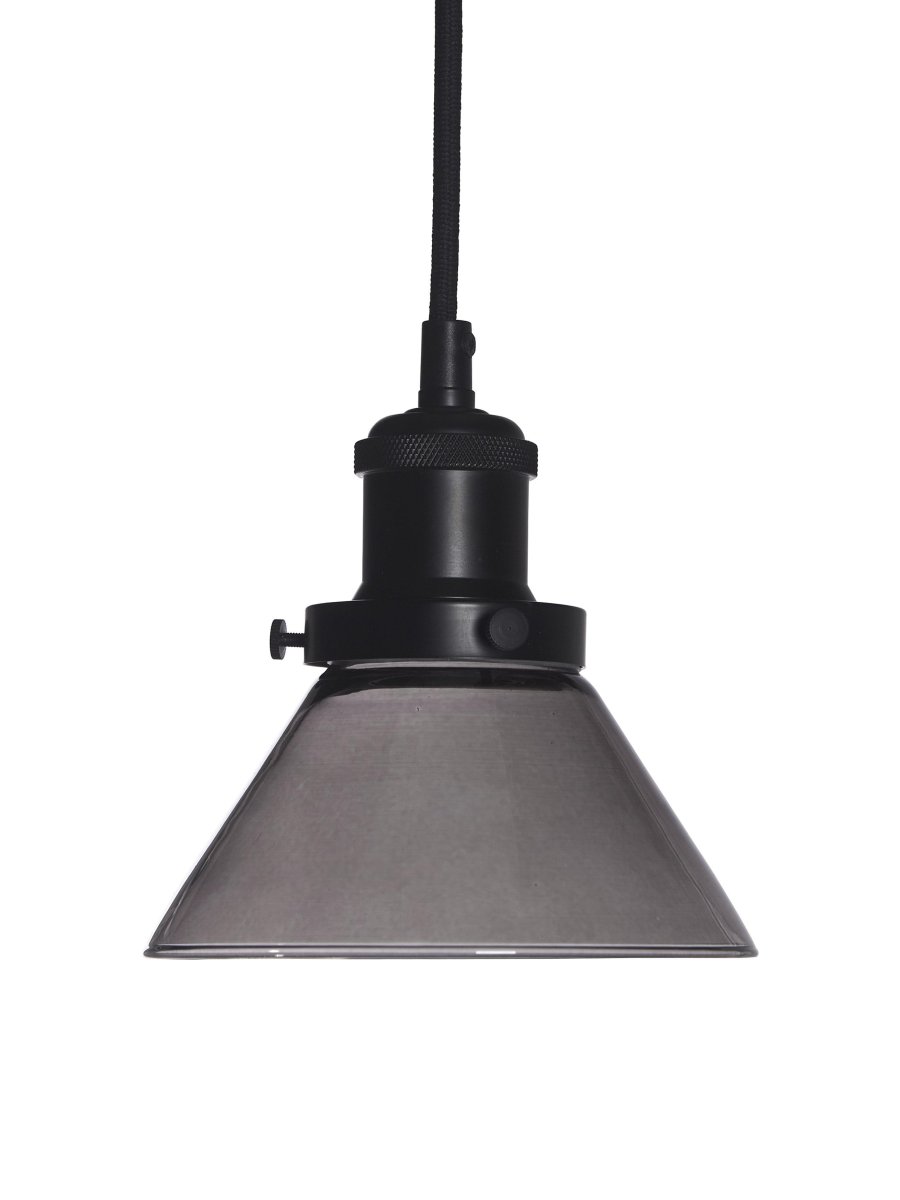 August Ø15 Sort vindueslampe Fra PR Home - Lampeskærm i sort glas og lampeskærm i sort metal med mat overflade.