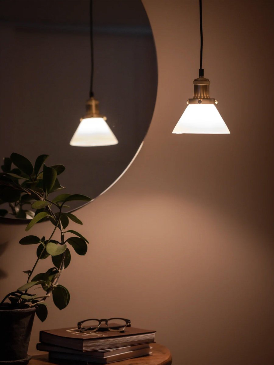 August Ø15 Hvid vindueslampe Fra PR Home - Lampesk&aelig;rm i opalfarvet glas og lampeholder i metal med b&oslash;rstet messingfarve.