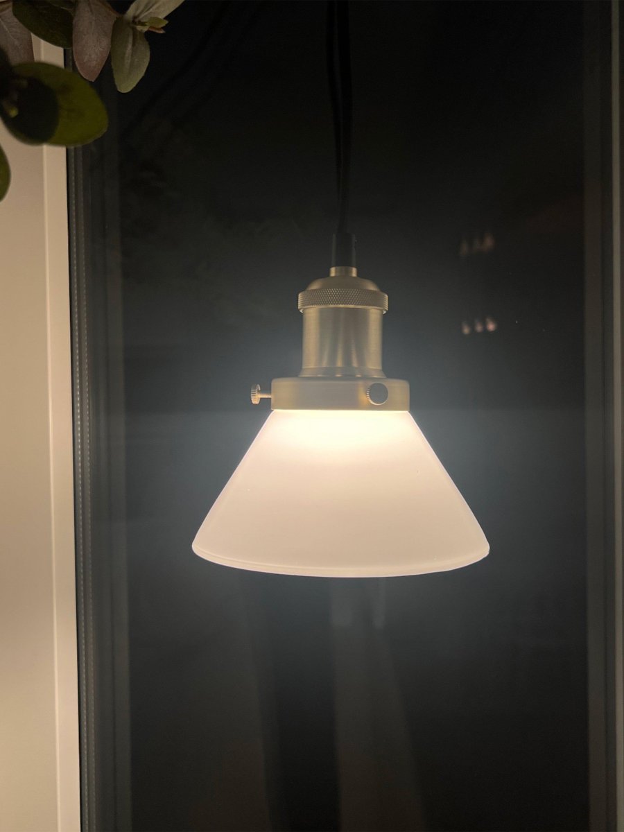 August Ø15 Hvid vindueslampe Fra PR Home - Lampesk&aelig;rm i opalfarvet glas og lampeholder i metal med b&oslash;rstet messingfarve.