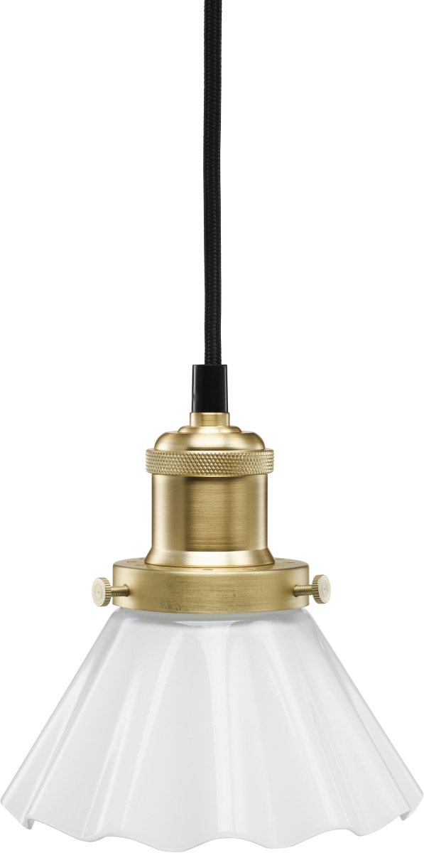 August Ø15 Hvid vindueslampe Fra PR Home - Plisseret lampeskærm i opalfarvet glas og metalskærm med børstet messing finish.